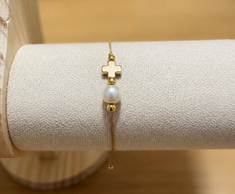 Cross & pearl bracelet